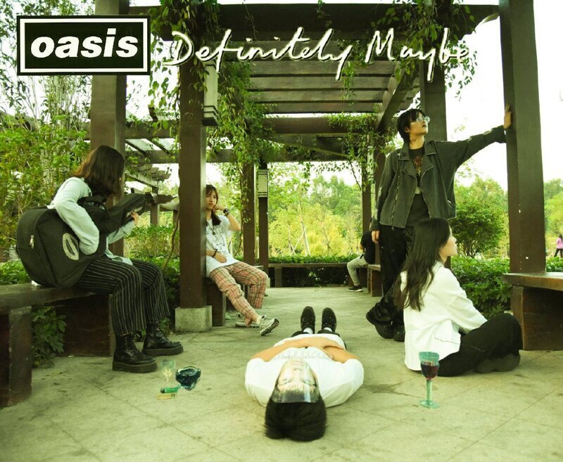 Британцы начали воспроизводить обложки альбомов Oasis на дому