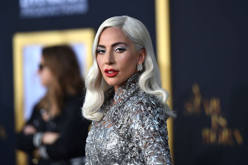 Леди Гага пожертвовала 20% недельных доходов от своей косметической линии в пользу неимущих голодающих Лос-Анджелеса и Нью-Йорка