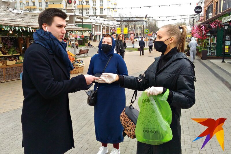 1. Во многих городах люди сами делают маски и раздают их на улицах совершенно бесплатно