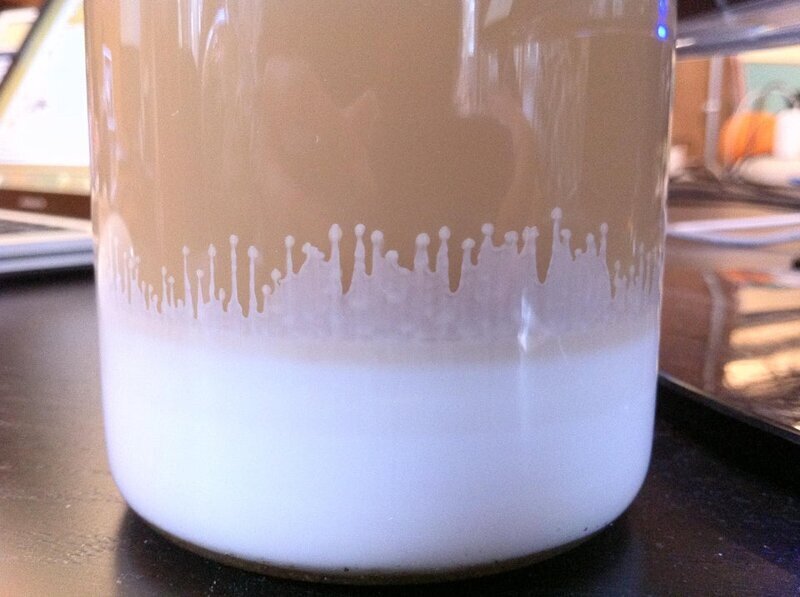 Молоко причудливо поднимается вверх, после того как в него налили горячий чай.