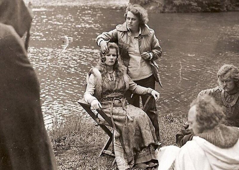 Людмила Раужина работает над образом леди Ровены, которую играет Тамара Акулова, во время съёмок фильма "Баллада о доблестном рыцаре Айвенго" близ Белой Церкви, 1982 год