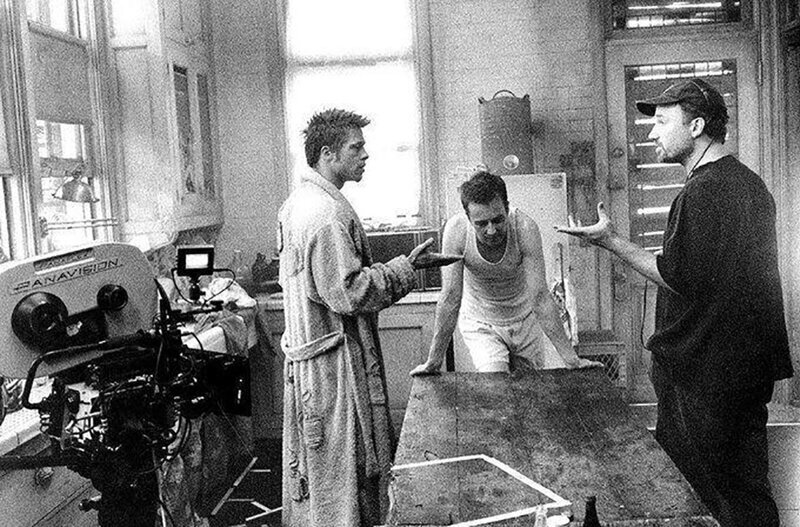 Брэд Питт, Эдвард Нортон и режиссер Дэвид Финчер на съемках "Бойцовского клуба", США, 1998 год.