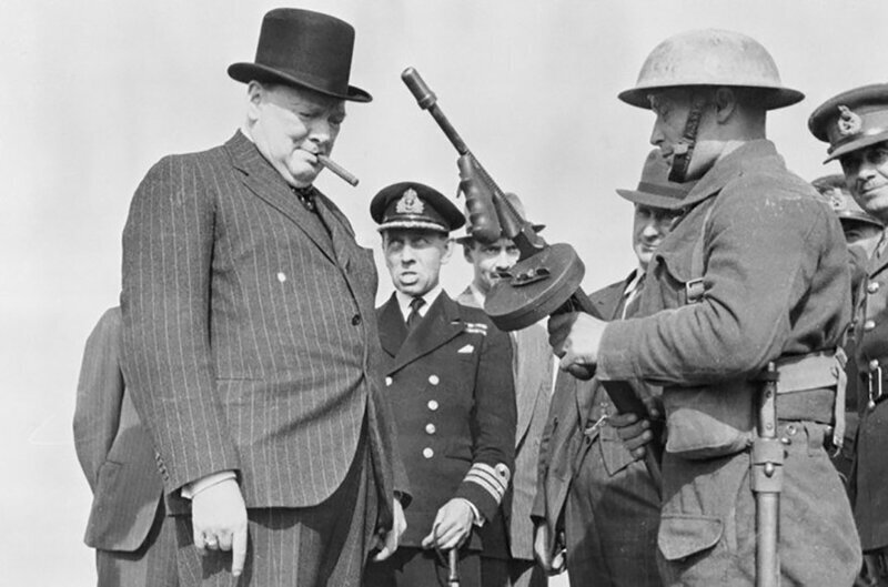 У.Черчилль инспектирует линию обороны; 1940 год