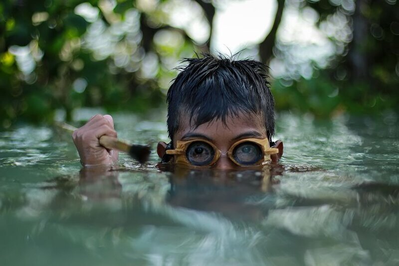 10. Ребенок "морских цыган" баджо охотится на осьминогов. Фото: @bobbykuen (Индонезия)