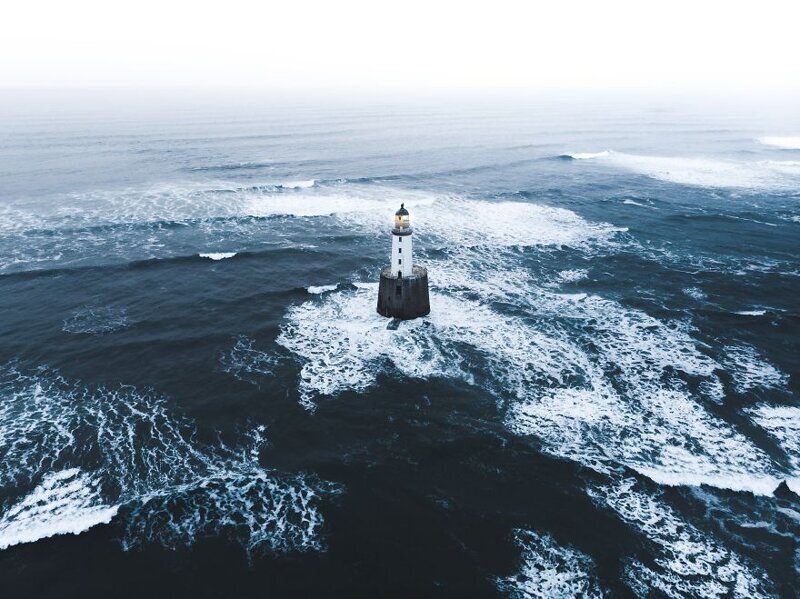 20. Одинокий маяк в океане, Шотландия. Фото: @anskar (Германия)