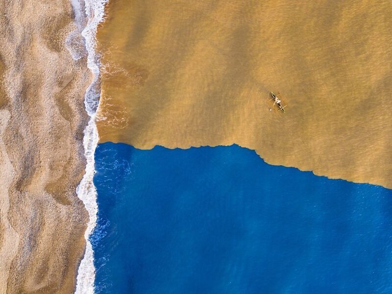 9. Четкое разделение мутной речной воды и синей океанской. Фото: @ joao.galamba (Португалия)