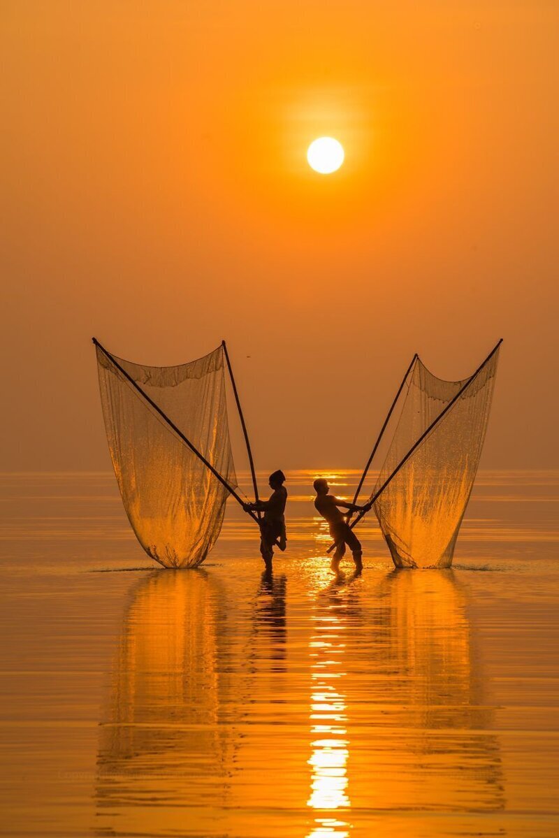 16. Рыбак на рассвете. Фото: @viếtcường (Вьетнам)