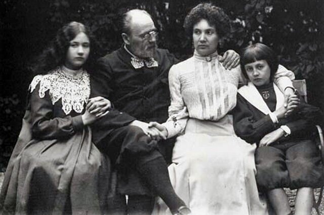 Эмиль Золя с женой и дочерьми