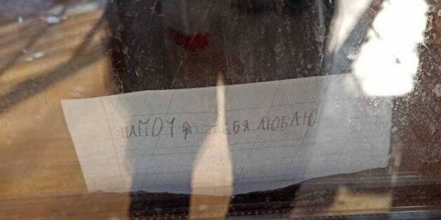 В Якутии девочка каждый день пишет записки отцу, самоизолировавшемуся в гараже