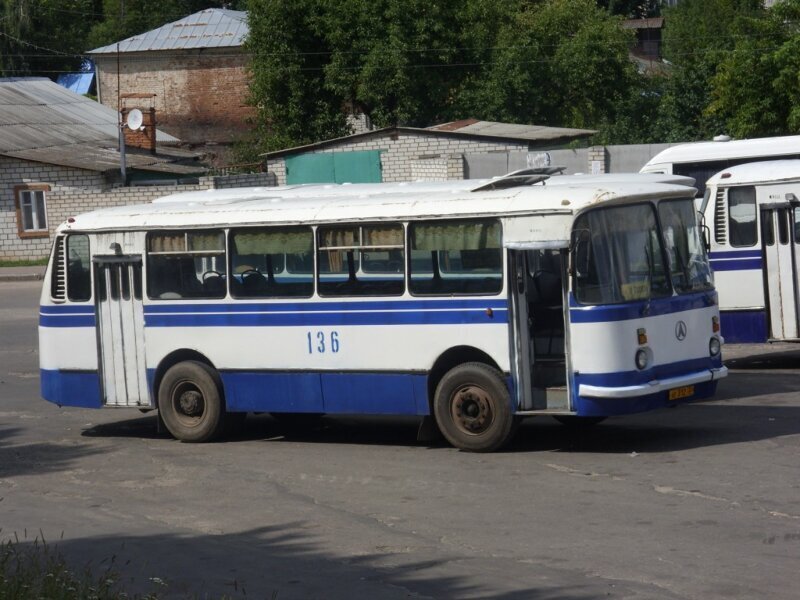 Если не на личном авто, то добираться в село приходилось на таких автобусах