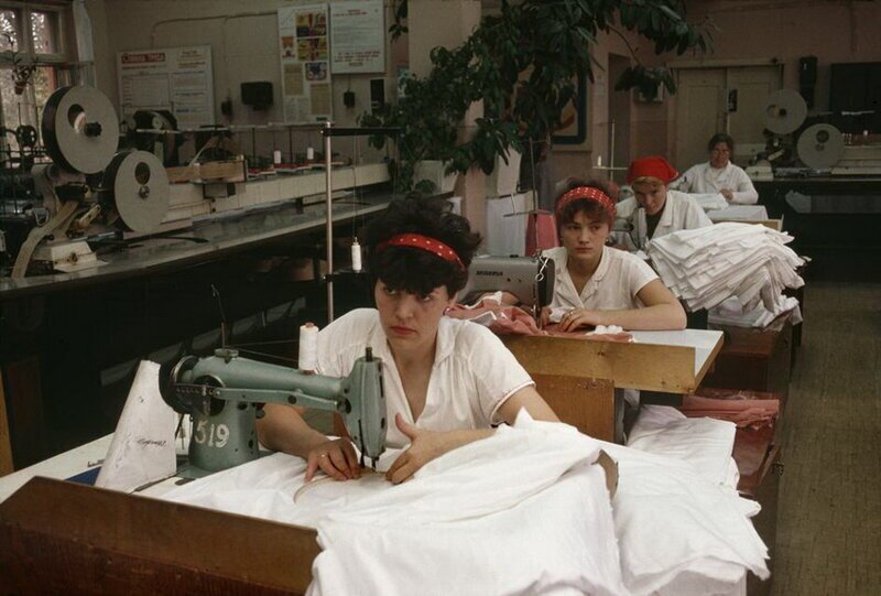 Кишинёв. Работницы на швейной фабрике. 1988 год.