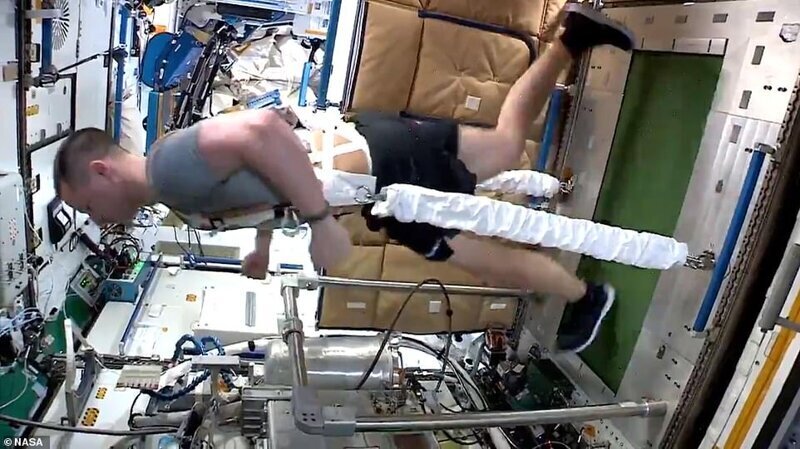 Астронавты НАСА делятся видеозаписями своих тренировок на борту МКС