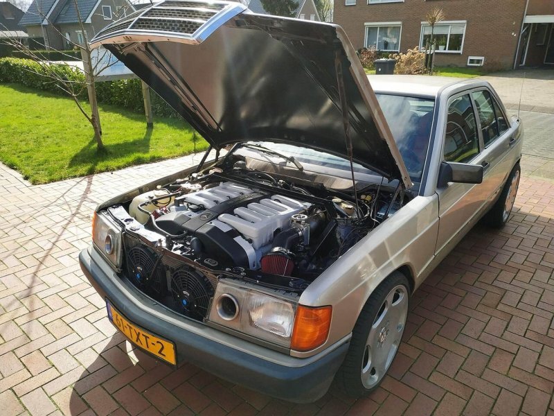 Парень из Голландии установил в Mercedes-Benz 190 двигатель V12 от S600