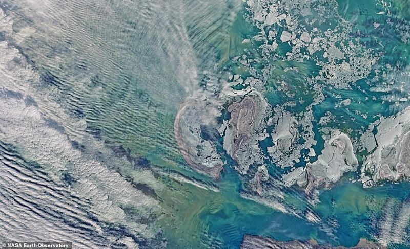 Спутниковый снимок северной части Каспийского моря со следами траулеров, апрель 2016 года