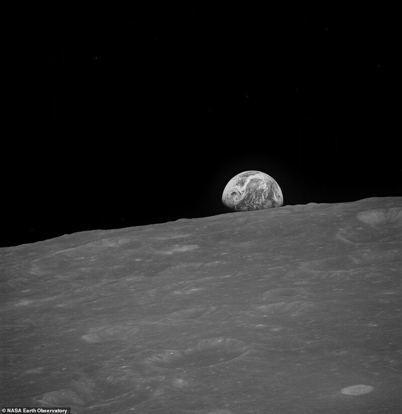 Черно-белая фотография Земли, сделанная с Луны членами экипажа корабля Appolo 8 в рождественский вечер 1968 года