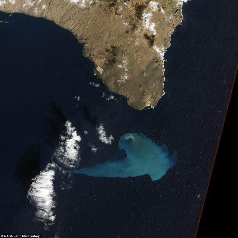 Извержение подводного вулкана возле рыбацкой деревни Ла Рестинга на острове Эль Иеро на Канарских островах сделан в декабре 2012 года камерой ALI со спутника