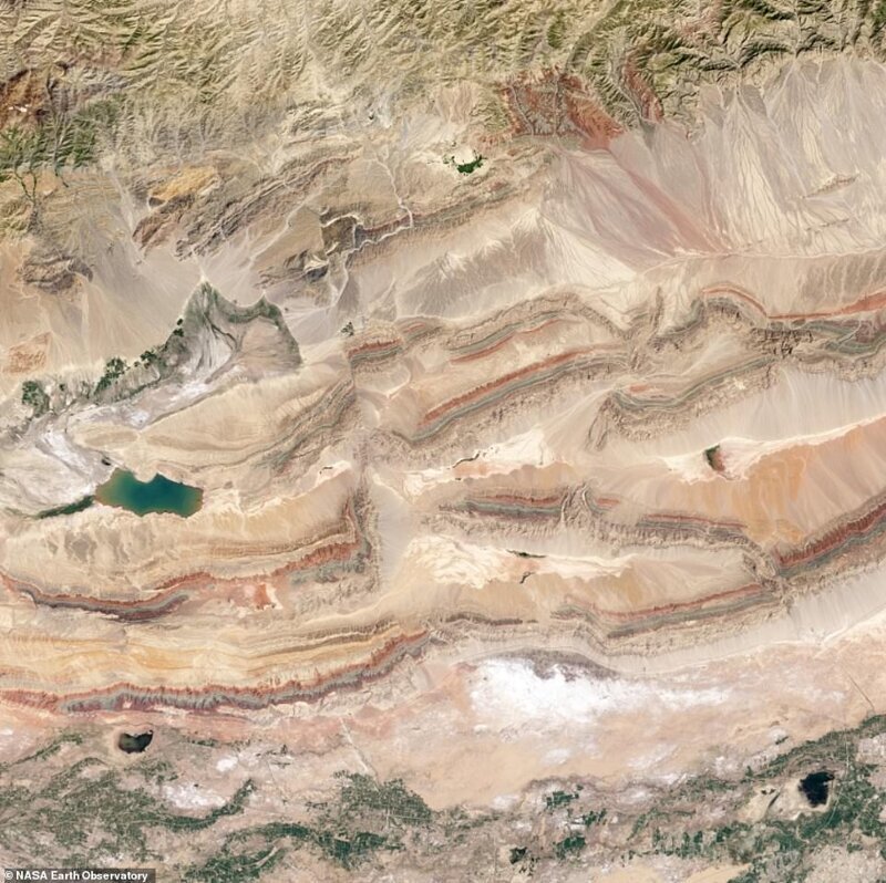 Спутниковый снимок Тянь-Шаня в китайской провинции Синцзянь, сделанный в июле 2013 года