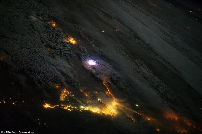 Грозовой фронт над Кувейтом и Саудовской Аравией. Снимок сделан с борта МКС в декабре 2013 года