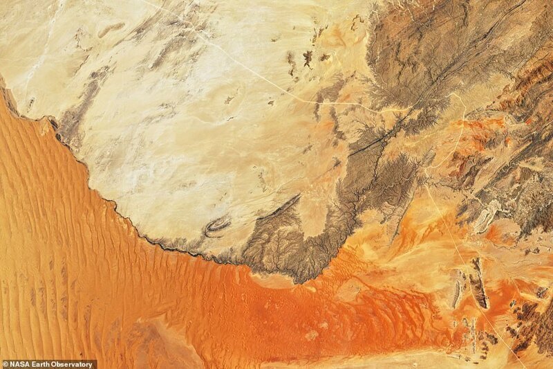 Отступление дюн в пустыне Намиб. Снимок сделан в ноябре 2019 года со спутника Landsat 8