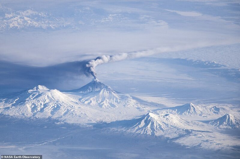 Снимок извержения Ключевской сопки на Камчатке, сделанный астронавтом с МКС в декабре 2013 года