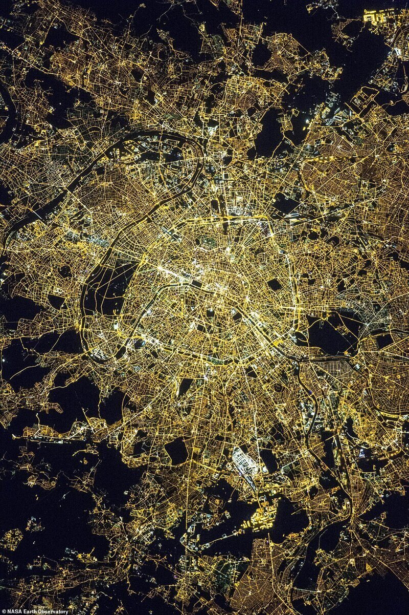 Снимок Парижа, сделанный с МКС в апреле 2015 года