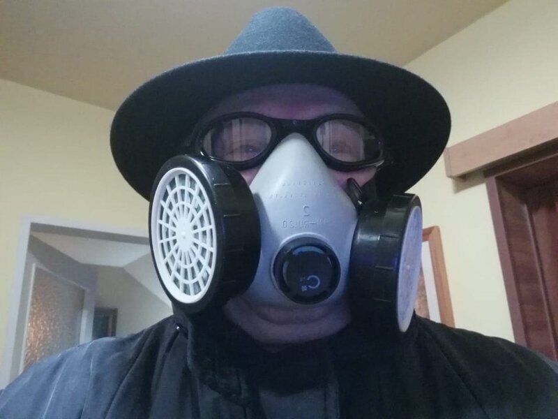 17. «Фото, которое мне отправил 70-летний дедушка, когда я спросил, есть ли у него качественная маска»