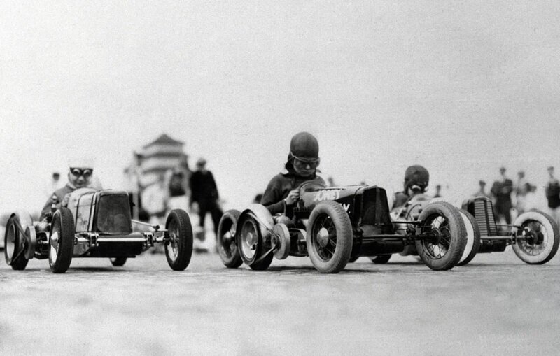 Детские гонки Индианаполиса Speedway. Машины разгонялись до скорости 35 км/час. 1950 г.