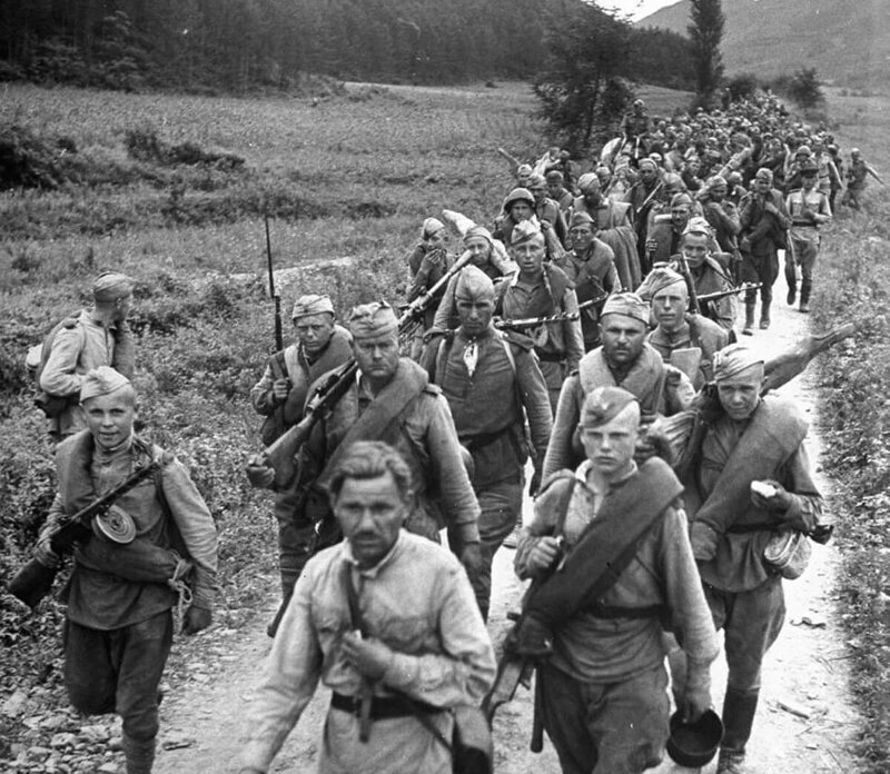 Советские солдаты на марше в северной Корее. Октябрь 1945 г.