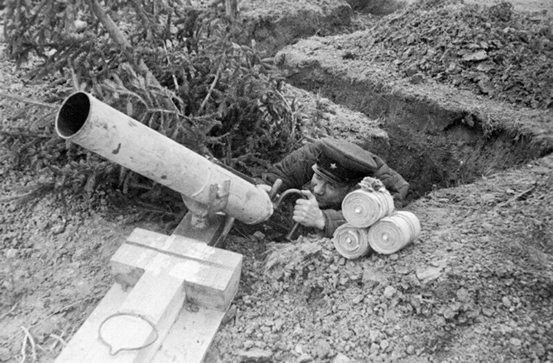 Старший политрук Ульянов ведет огонь из ампуломёта связками листовок. Западный фронт, 1941 год