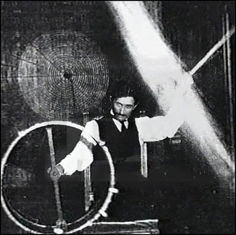 Никола Тесла экспериментирует с беспроводным электричеством — 1899