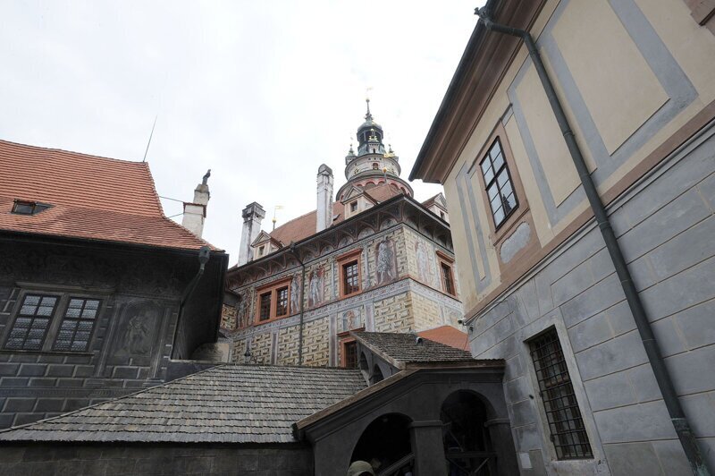 Площадь замка является одной из крупнейших в Центральной Европе. Вокруг внутреннего двора замка расположены сорок зданий и дворцов, несколько гектаров садов.