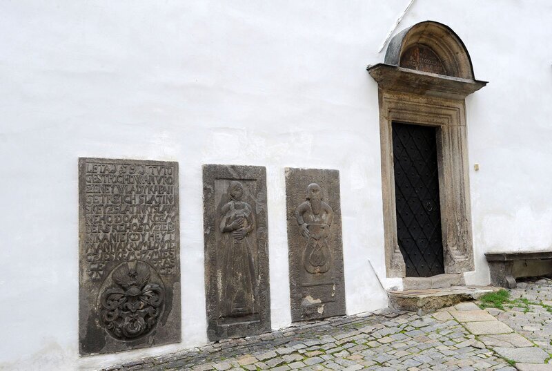 С этими плитами в стене напротив церкви связана легенда: дом мельника и его семьи попросила для своих нужд церковь. 