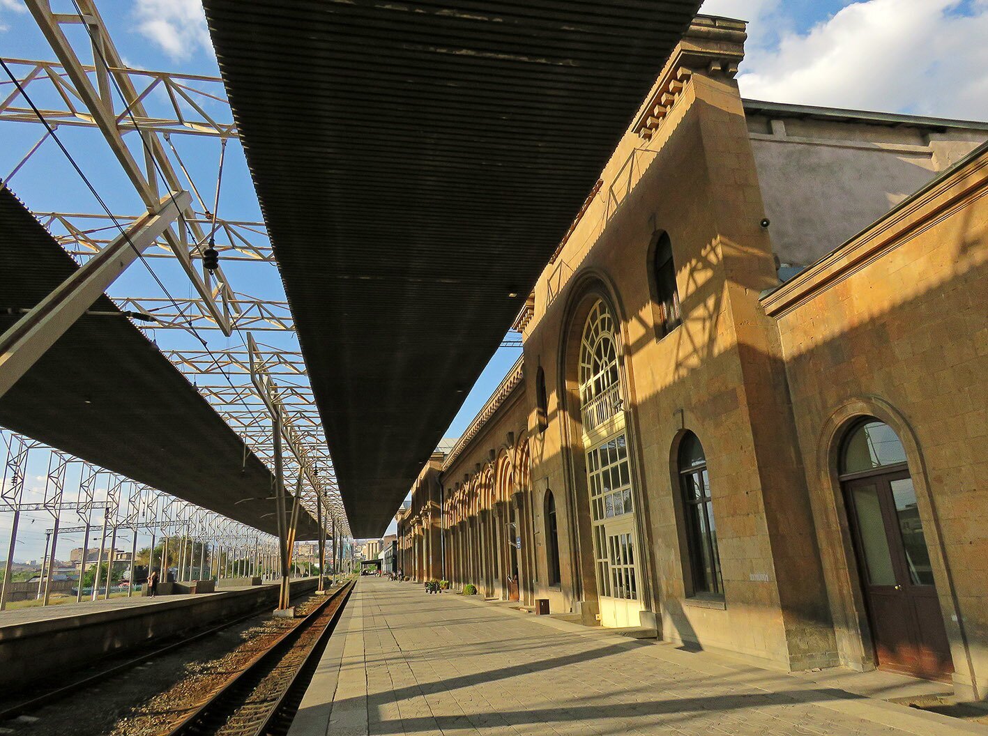 Станция ереван. Железнодорожный вокзал Ереван. ЖД станция Ереван. Ереван вокзал Ереван ЖД. Вокзал Ереван старый.
