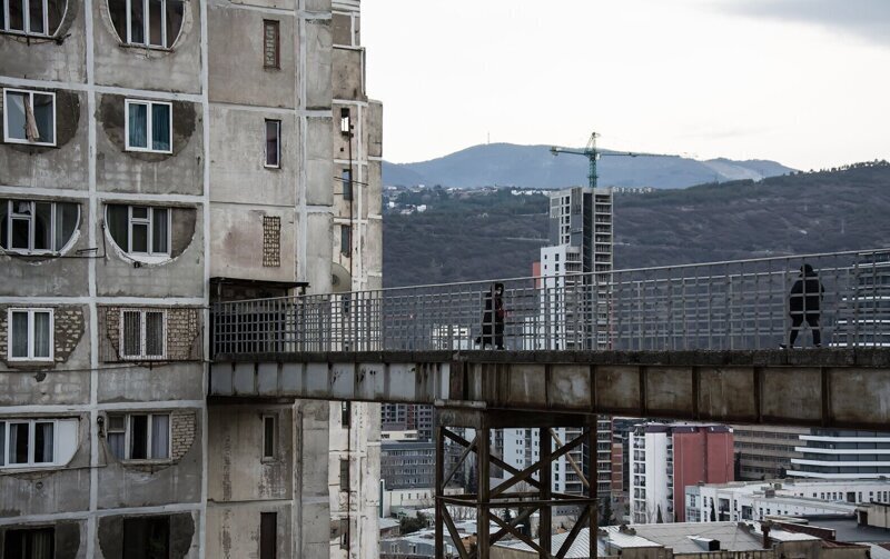 Уникальные советские панельные дома в Грузии. Зачем между ними построили мосты?