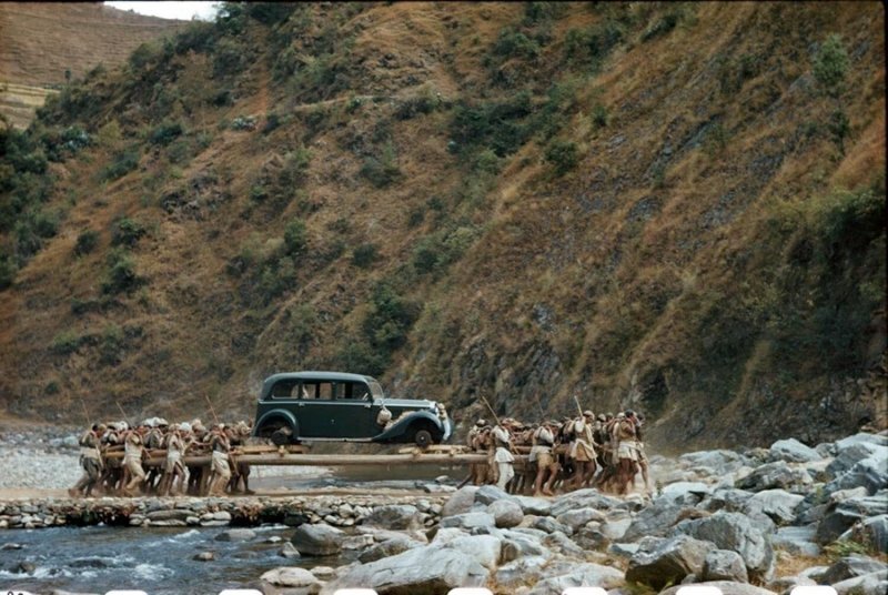 Нет дорог, но есть носильщики: как автомобили появились в Непале