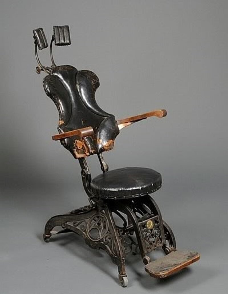 Стоматологическое кресло 19 век