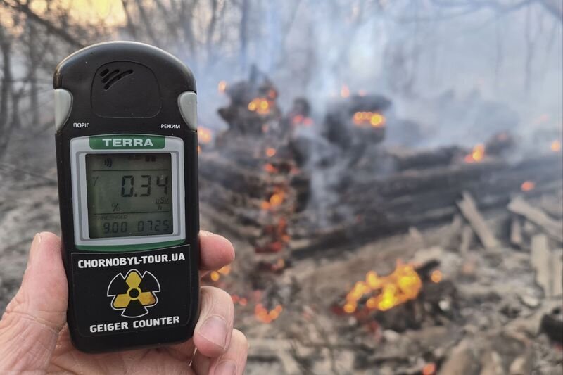 В зоне отчуждения в Чернобыле тушат сильный пожар - радиационный фон превышает норму