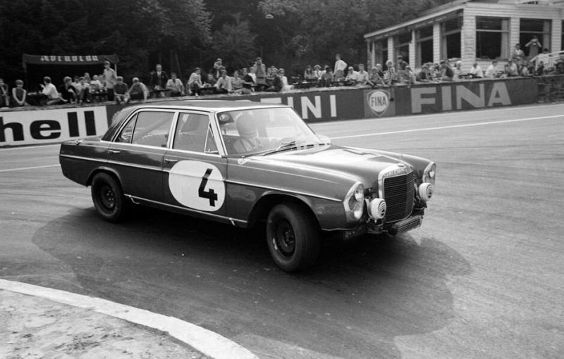 Жаки Икс тестирует 300 SEL 6,3 в рамках подготовки к 24-часовой гонки Спа-1969. Но проблемы с шинами, а главное запрет от высшего руководства Mercedes-Benz вынудили Ваксенбергера свернуть программу…