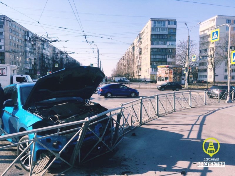 Авария дня. В Петербурге женщина устроила ДТП и сама пострадала