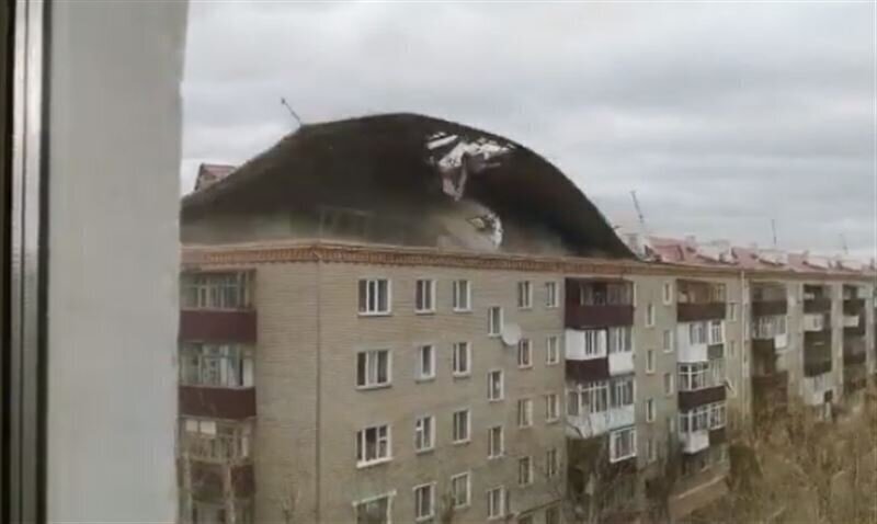 Как выяснилось, от сильного ветра страдал не только Омск. В Казахстане ураганный ветер сорвал крышу пятиэтажного жилого дома