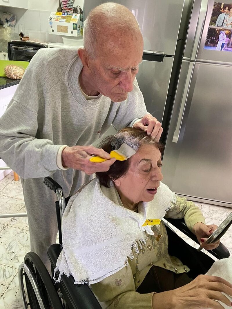 92-летний мужчина стал мастером по окрашиванию волос на время карантина