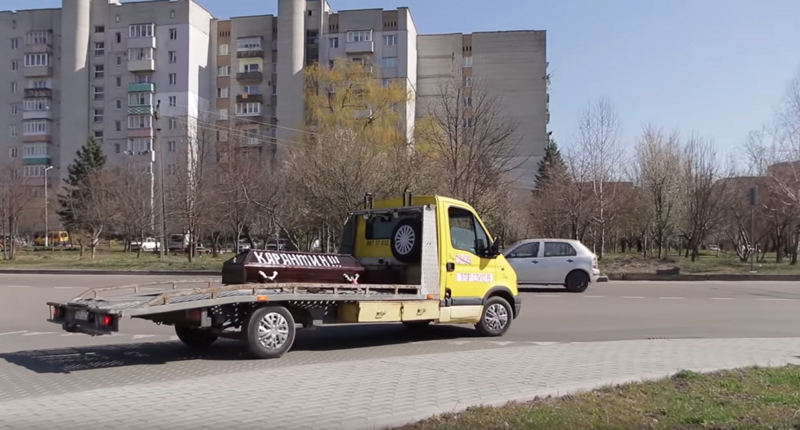 Для пропаганды карантина по улицам городов Львовской области провезли гроб
