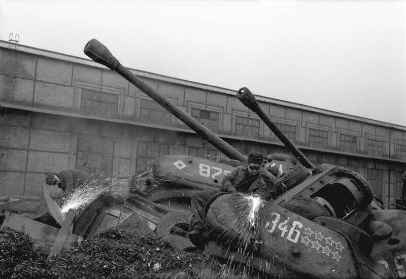 Советские танки Т-34-85 и ИС-2 перед переплавкой на заводе Днепроспецсталь. Запорожье, 1960 г.