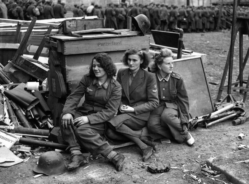Три немецких девушки, взятые в плен американцами. 1945 г.