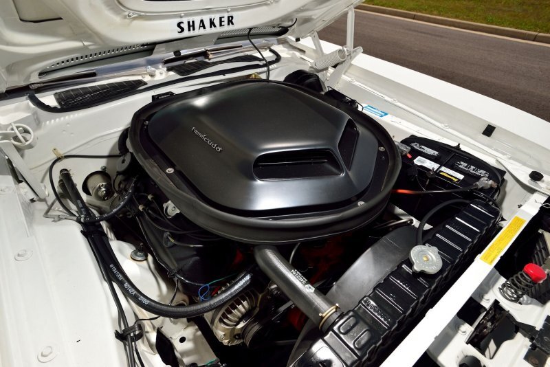 Это "shaker scoop" (что-то вроде "дрожащий шейкер") - верхняя часть двигателя выступала наружу и было видно как он дрожит при работе. Plymouth Hemi 'Cuda Convertible 1971 года.