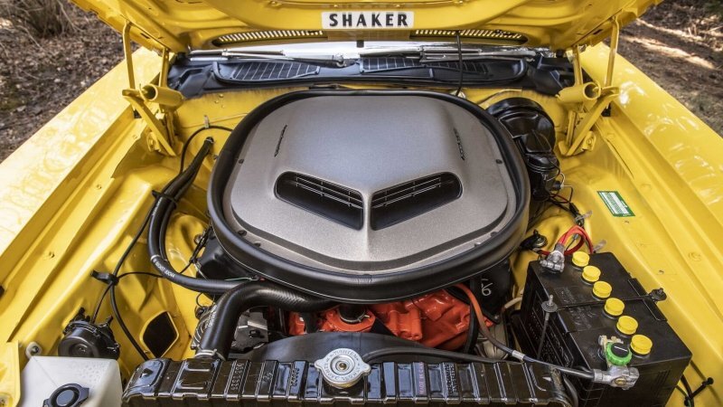 Надпись "SHAKER" выполнена как-бы размытой, словно двигатель работает и весь автомобиль вибрирует!