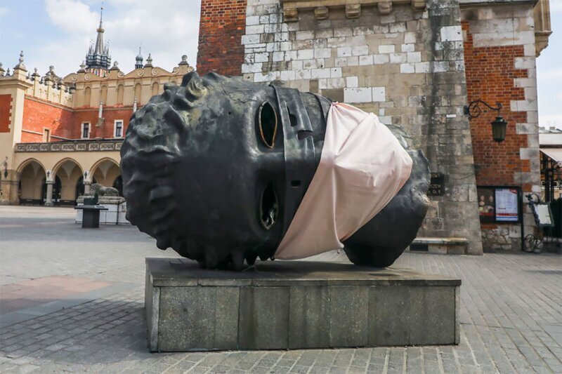 Скульптура "Связанный Эрос" на главной площади Кракова, Польша