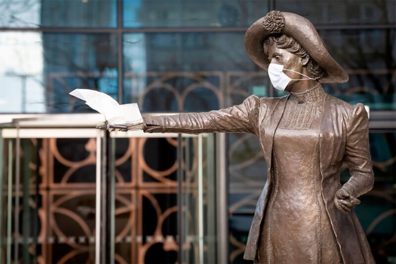 Памятник политической деятельницы Эммелин Панкхёрст в Манчестере, США