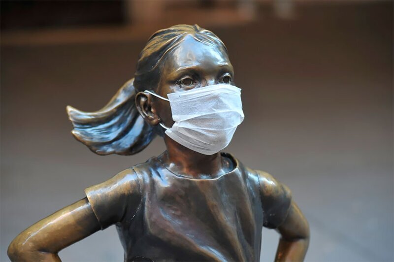 "Бесстрашная девочка" - бронзовая скульптура в Нью-Йорке, США