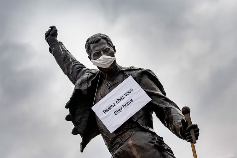 "Оставайтесь дома": статуя Фредди Меркьюри у Женевского озера (в границах Швейцарии и Франции)
